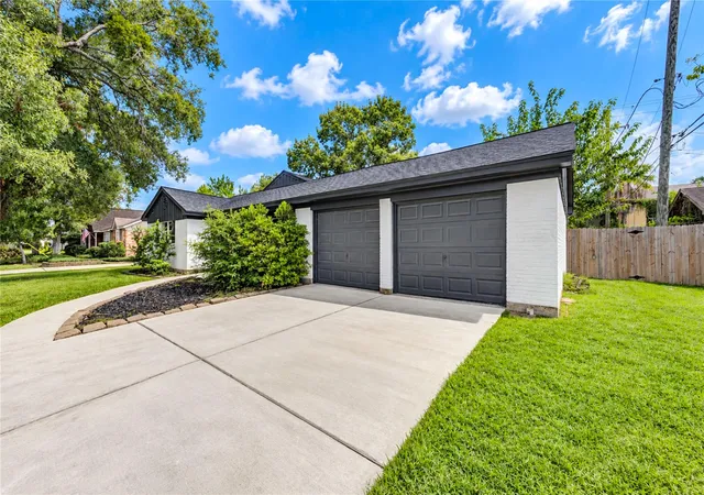 Photo 2 of Single family home for sale at 910 Cedar Ln, El Lago, TX 77586 | MLS# 63975763 | Listing updated on 2026-09-27