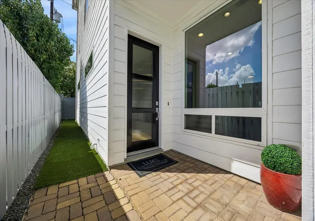 Photo 1 of Single family home for sale at 1317 W Clay St, Houston, TX 77019 | MLS# 74204523 | Listing updated on 2026-09-22