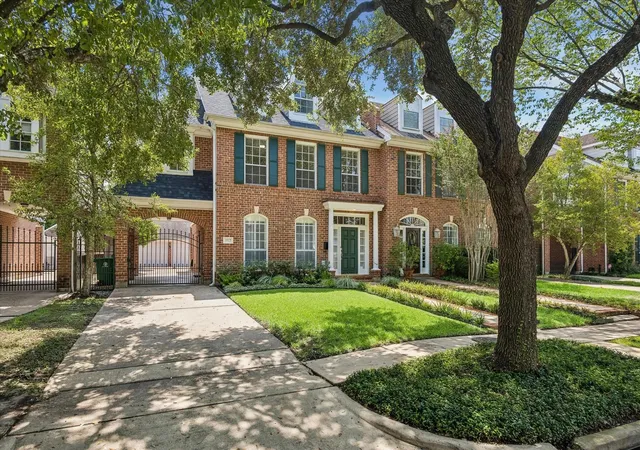 Photo 2 of Townhouse for sale at 1613 Norfolk St, Houston, TX 77006 | MLS# 60545904 | Listing updated on 2026-09-16