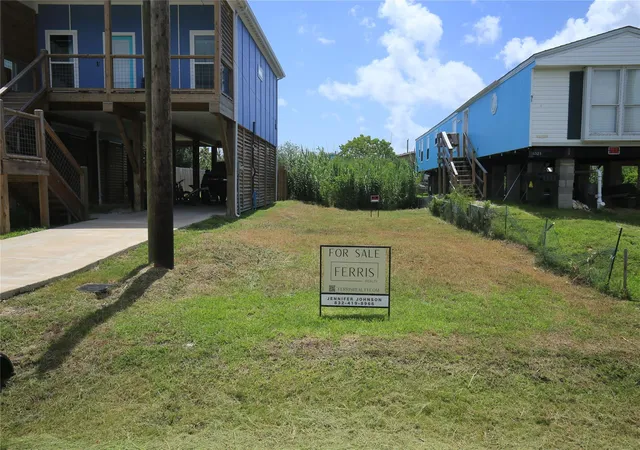 Photo 3 of Land for sale at 917 13th Street, Dickinson, TX 77539 | MLS# 77799605 | Listing updated on 2026-09-08
