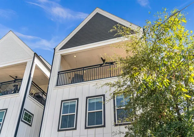 Photo 1 of Sale Pending at 412 N Live Oak St, Houston, TX 77003 | MLS# 2663951 | Listing updated on 2026-10-08