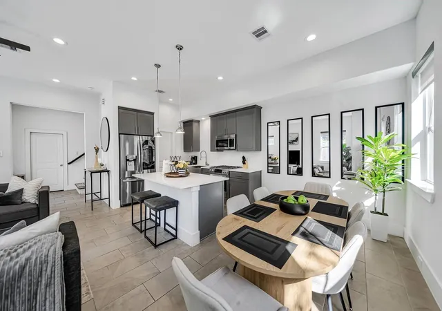 Photo 2 of Sale Pending at 412 N Live Oak St, Houston, TX 77003 | MLS# 2663951 | Listing updated on 2026-10-08