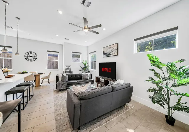 Photo 3 of Sale Pending at 412 N Live Oak St, Houston, TX 77003 | MLS# 2663951 | Listing updated on 2026-10-08