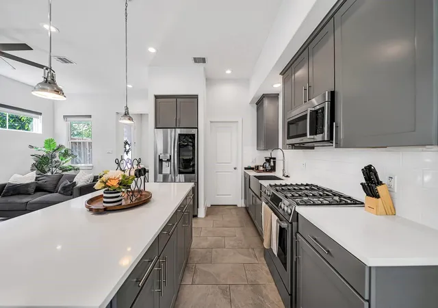 Photo 4 of Sale Pending at 412 N Live Oak St, Houston, TX 77003 | MLS# 2663951 | Listing updated on 2026-10-08