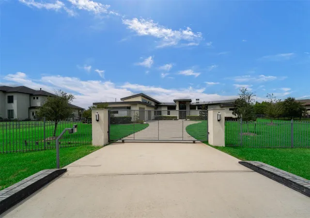 Photo 2 of Sale Pending at 3932 Windsor Mist Ln, Spring, TX 77386 | MLS# 34926192 | Listing updated on 2026-10-08