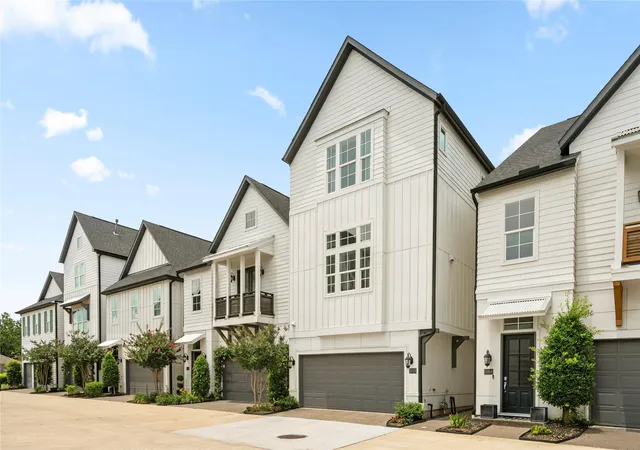 Photo 2 of Single family home for sale at 3418 Timbergrove Hts St, Houston, TX 77008 | MLS# 14766054 | Listing updated on 2026-09-09