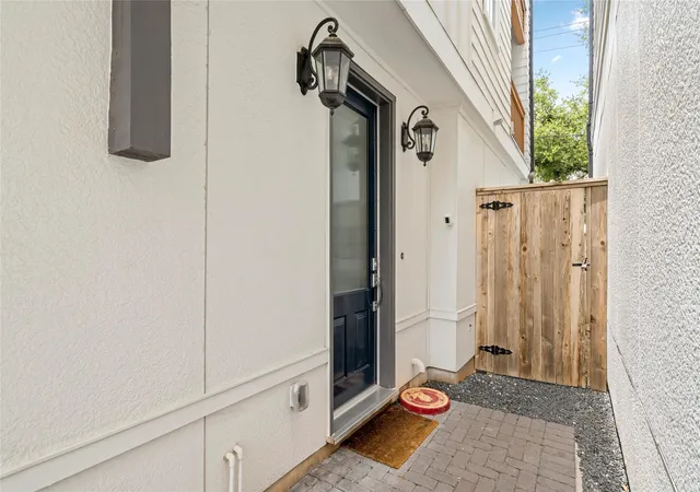 Photo 3 of Single family home for sale at 3418 Timbergrove Hts St, Houston, TX 77008 | MLS# 14766054 | Listing updated on 2026-09-09