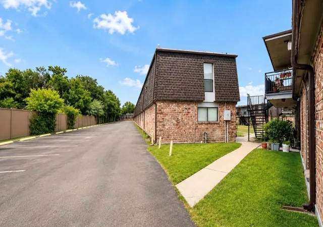 Listing Photo 4 - Condo for sale in building located at 10802 Kingspoint Rd, Houston, TX 77075 - Unit #401