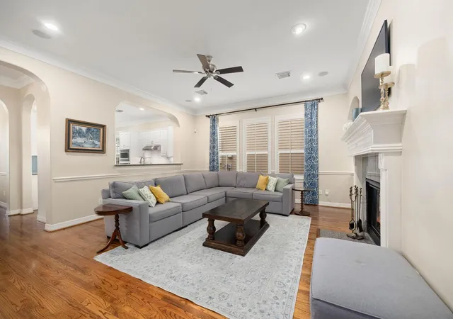 Photo 4 of Sale Pending at 137 White Dr, Bellaire, TX 77401 | MLS# 81777529 | Listing updated on 2026-09-21