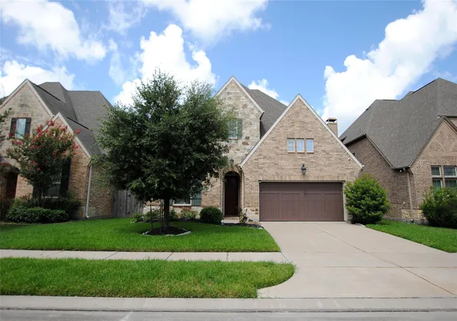 Photo 3 of Sale Pending at 2032 Arrowood Glen Dr, Houston, TX 77077 | MLS# 25235662 | Listing updated on 2026-09-17