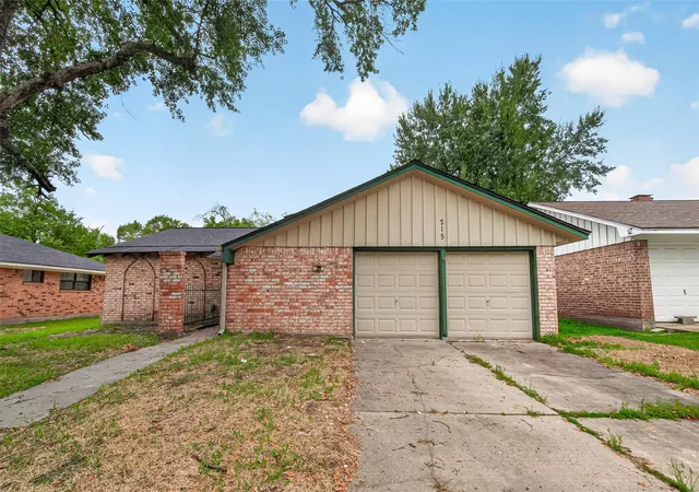 Photo 1 of Single family home for sale at 215 Crest Hl Dr, Conroe, TX 77301 | MLS# 43162189 | Listing updated on 2026-09-11