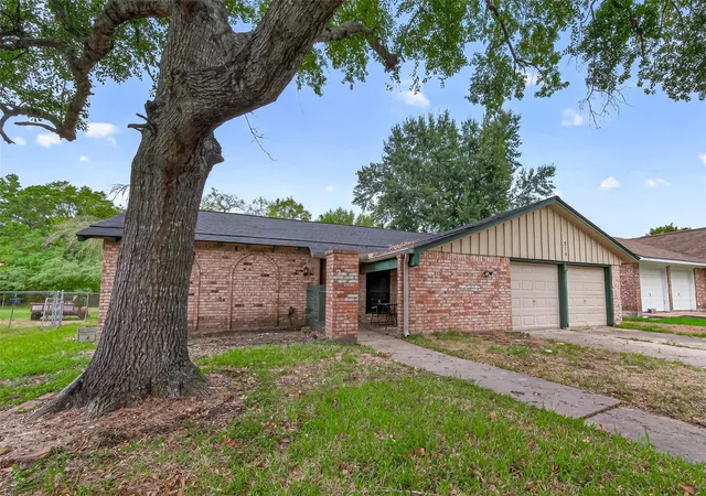 Photo 2 of Single family home for sale at 215 Crest Hl Dr, Conroe, TX 77301 | MLS# 43162189 | Listing updated on 2026-09-11