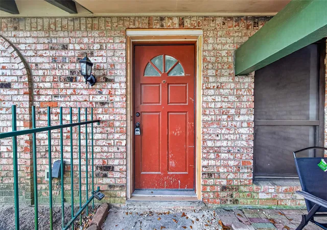 Photo 3 of Single family home for sale at 215 Crest Hl Dr, Conroe, TX 77301 | MLS# 43162189 | Listing updated on 2026-09-11