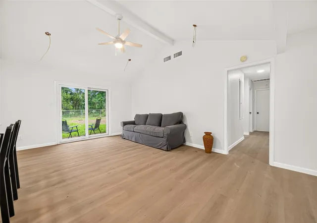 Photo 4 of Single family home for sale at 215 Crest Hl Dr, Conroe, TX 77301 | MLS# 43162189 | Listing updated on 2026-09-11