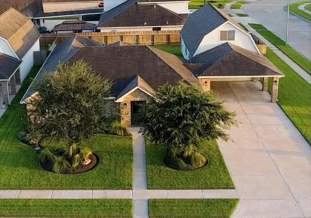 Photo 2 of Sale Pending at 6802 Arlington Dr, Manvel, TX 77578 | MLS# 68408852 | Listing updated on 2026-09-12