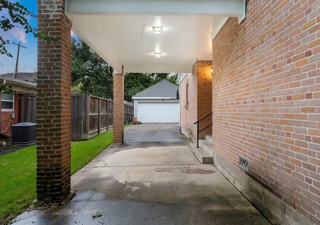 Photo 3 of Single family home for sale at 4034 Aberdeen Way, Houston, TX 77025 | MLS# 17498885 | Listing updated on 2026-10-02