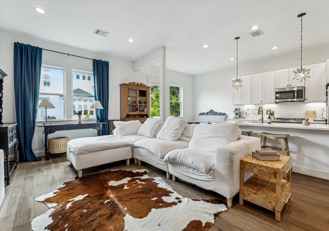 Photo 3 of Single family home for sale at 810 E 39th Street, Houston, TX 77022 | MLS# 38837054 | Listing updated on 2026-09-23