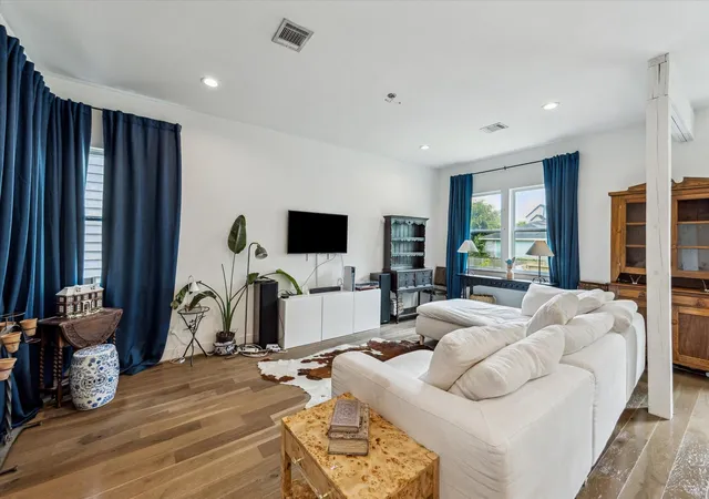 Photo 4 of Single family home for sale at 810 E 39th Street, Houston, TX 77022 | MLS# 38837054 | Listing updated on 2026-09-23