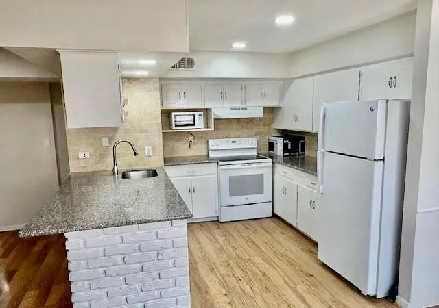 Photo 2 of Condo for sale at 2101 Fountain View Dr #14, Houston, TX 77057 | MLS# 56676287 | Listing updated on 2026-09-05