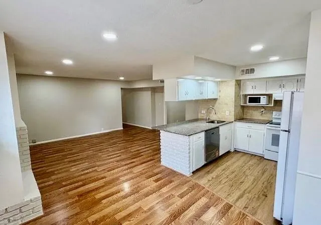Photo 3 of Condo for sale at 2101 Fountain View Dr #14, Houston, TX 77057 | MLS# 56676287 | Listing updated on 2026-09-05