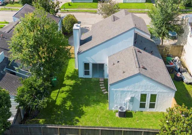 Photo 4 of Sale Pending at 11042 Petworth Dr, Houston, TX 77072 | MLS# 69047680 | Listing updated on 2026-09-20