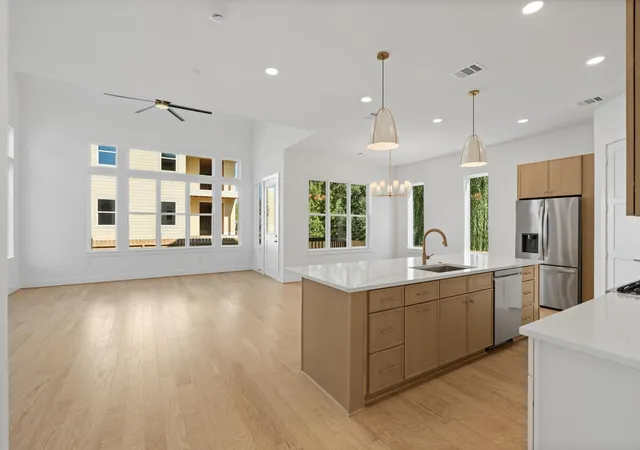 Photo 3 of Single family home for sale at 1103 E 37th Street, Houston, TX 77022 | MLS# 59498115 | Listing updated on 2026-09-16