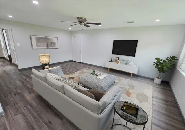 Photo 3 of Single family home for sale at 910 Royal Oak Dr, Dickinson, TX 77539 | MLS# 29824537 | Listing updated on 2026-09-19