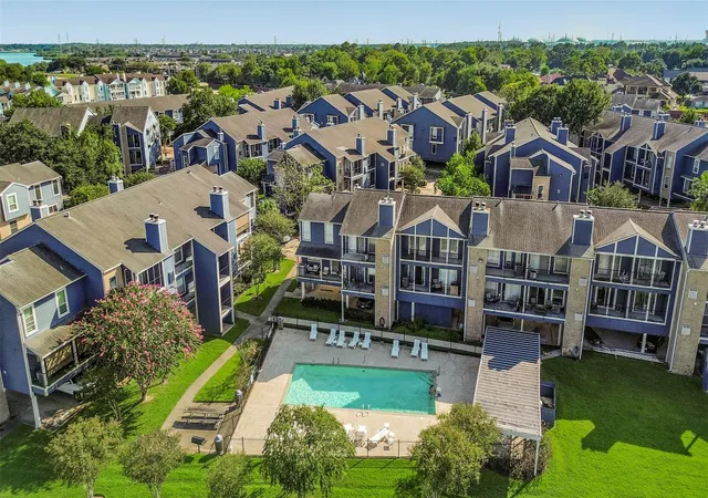 Photo 3 of Condo for sale at 18515 Egret Bay Blvd #702, Houston, TX 77058 | MLS# 7806249 | Listing updated on 2026-09-24