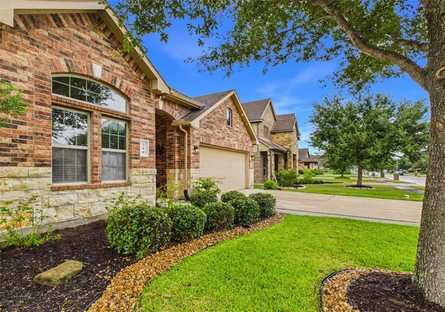 Photo 3 of Sale Pending at 710 Fairway Dr, La Porte, TX 77571 | MLS# 94679319 | Listing updated on 2026-09-17