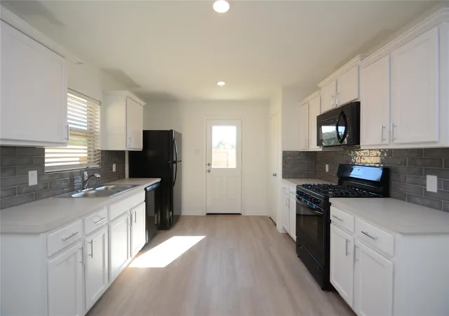 Photo 4 of Single family home for sale at 1319 Winding Willow Dr, Pinehurst, TX 77362 | MLS# 76520456 | Listing updated on 2026-09-11