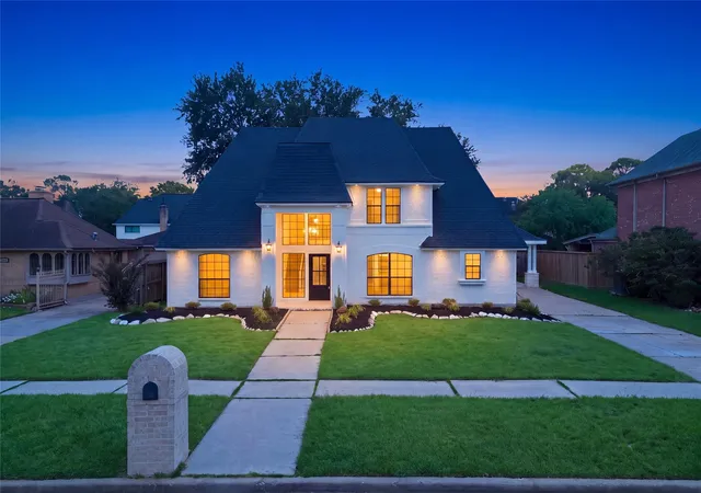 Photo 2 of Sale Pending at 9918 Sagegreen Dr, Houston, TX 77089 | MLS# 94375820 | Listing updated on 2026-09-22