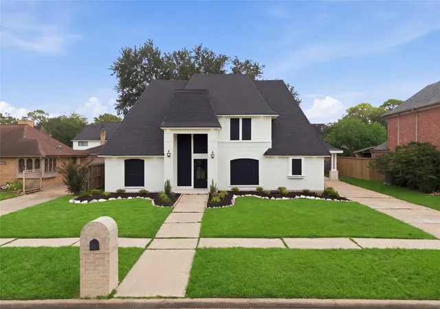 Photo 3 of Sale Pending at 9918 Sagegreen Dr, Houston, TX 77089 | MLS# 94375820 | Listing updated on 2026-09-22