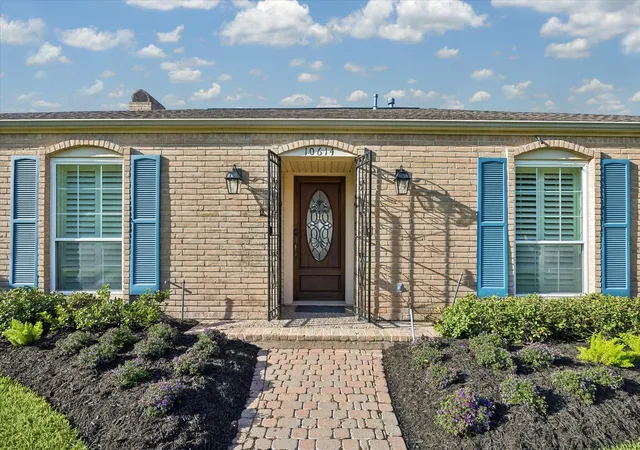 Photo 2 of Sale Pending at 10614 Longmont Dr, Houston, TX 77042 | MLS# 60785760 | Listing updated on 2026-10-02
