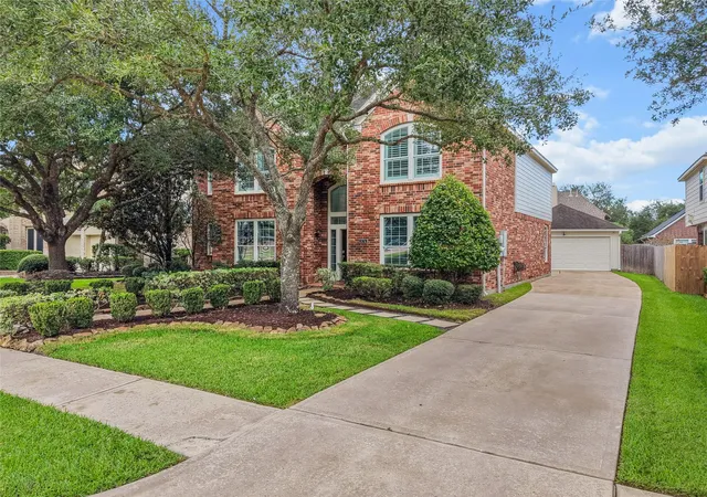 Photo 2 of Single family home for sale at 874 Pebblebank Ln, League City, TX 77573 | MLS# 72526266 | Listing updated on 2026-10-06
