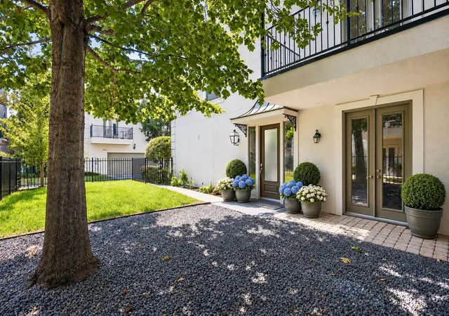 Photo 2 of Townhouse for sale at 1477 Missouri St, Houston, TX 77006 | MLS# 20031214 | Listing updated on 2026-09-15