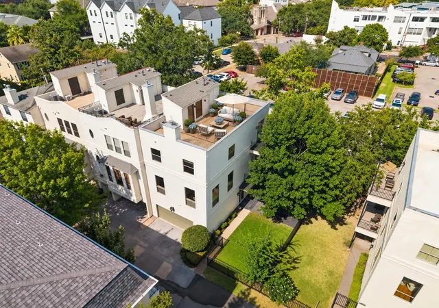 Photo 3 of Townhouse for sale at 1477 Missouri St, Houston, TX 77006 | MLS# 20031214 | Listing updated on 2026-09-15