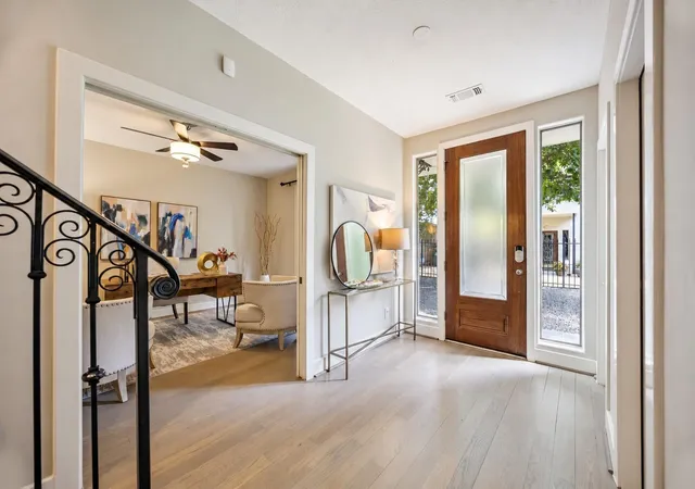 Photo 4 of Townhouse for sale at 1477 Missouri St, Houston, TX 77006 | MLS# 20031214 | Listing updated on 2026-09-15