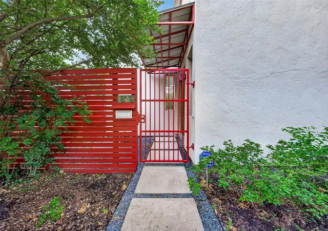 Photo 2 of Single family home for sale at 1634 Marshall St, Houston, TX 77006 | MLS# 43800691 | Listing updated on 2026-10-07