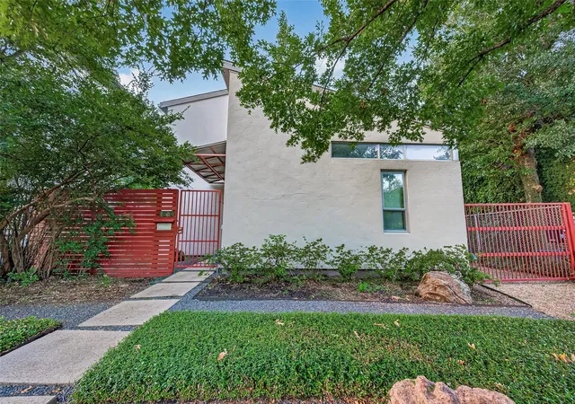 Photo 3 of Single family home for sale at 1634 Marshall St, Houston, TX 77006 | MLS# 43800691 | Listing updated on 2026-10-07