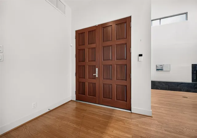 Photo 4 of Single family home for sale at 1634 Marshall St, Houston, TX 77006 | MLS# 43800691 | Listing updated on 2026-10-07