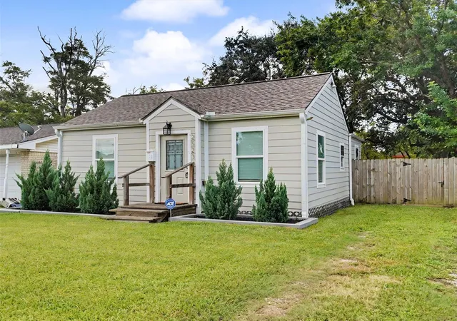 Photo 2 of Single family home for sale at 2523 7th Avenue N, Texas City, TX 77590 | MLS# 74983116 | Listing updated on 2026-09-12