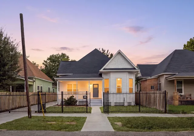 Photo 1 of Sale Pending at 1619 Terry St, Houston, TX 77009 | MLS# 5403658 | Listing updated on 2026-10-02
