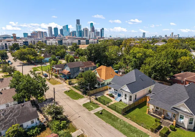 Photo 3 of Sale Pending at 1619 Terry St, Houston, TX 77009 | MLS# 5403658 | Listing updated on 2026-10-02