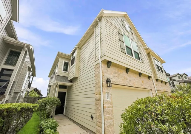 Photo 2 of Townhouse for sale at 8718 Laurel Crst Dr, Missouri City, TX 77459 | MLS# 31965552 | Listing updated on 2026-09-03