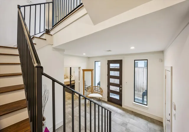 Photo 2 of Townhouse for sale at 1810 Ridgewood St, Houston, TX 77006 | MLS# 68609554 | Listing updated on 2026-09-19