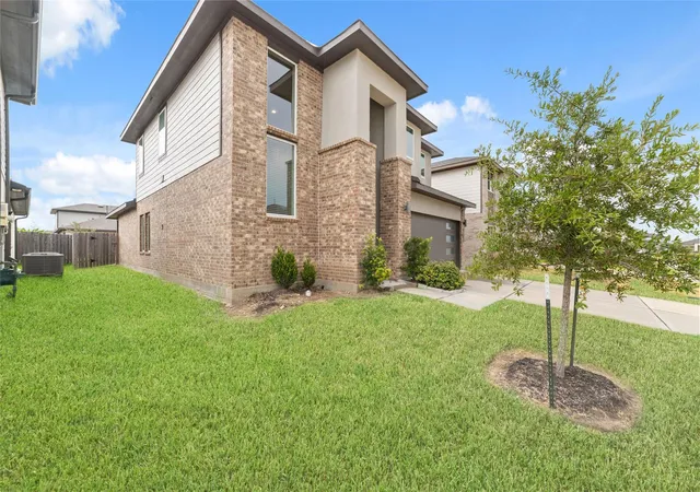 Photo 3 of Single family home for sale at 19034 Derrington Manor Ln, Richmond, TX 77407 | MLS# 58601719 | Listing updated on 2026-09-01