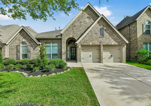 Photo 1 of Single family home for sale at 13615 Imperial Is Ln, Pearland, TX 77584 | MLS# 84119275 | Listing updated on 2026-10-08