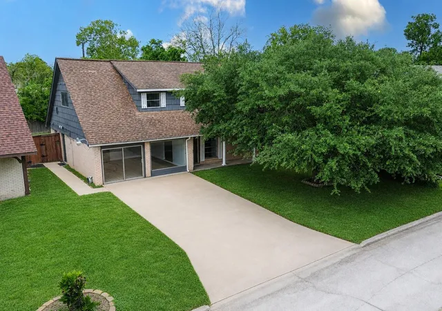 Photo 2 of Single family home for sale at 5515 Greylog Dr, Houston, TX 77048 | MLS# 83549568 | Listing updated on 2026-09-20