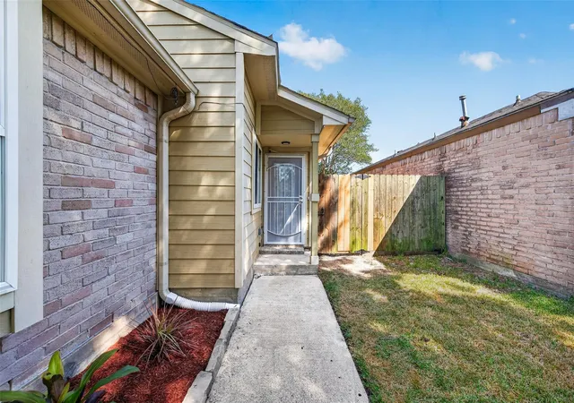 Photo 3 of Sale Pending at 16203 Beck Ridge Dr, Houston, TX 77053 | MLS# 18408879 | Listing updated on 2026-09-16