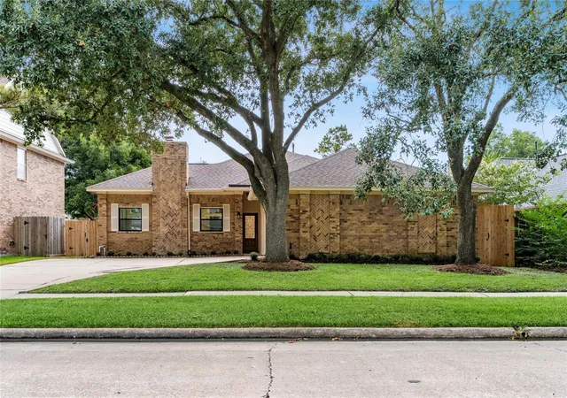 Photo 2 of Single family home for sale at 210 Mill Trl Dr, Sugar Land, TX 77498 | MLS# 12021164 | Listing updated on 2026-09-27